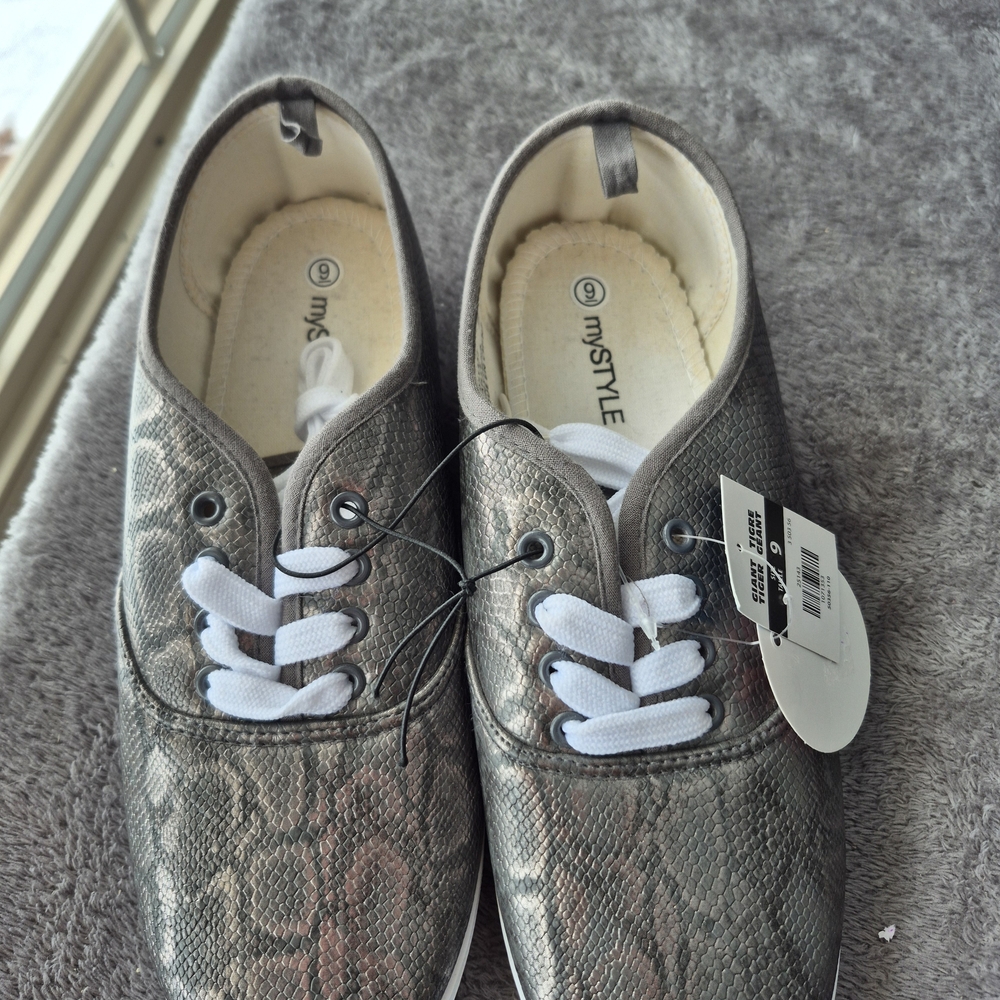 NWT MyStyle Women's Metallic Sneakers
